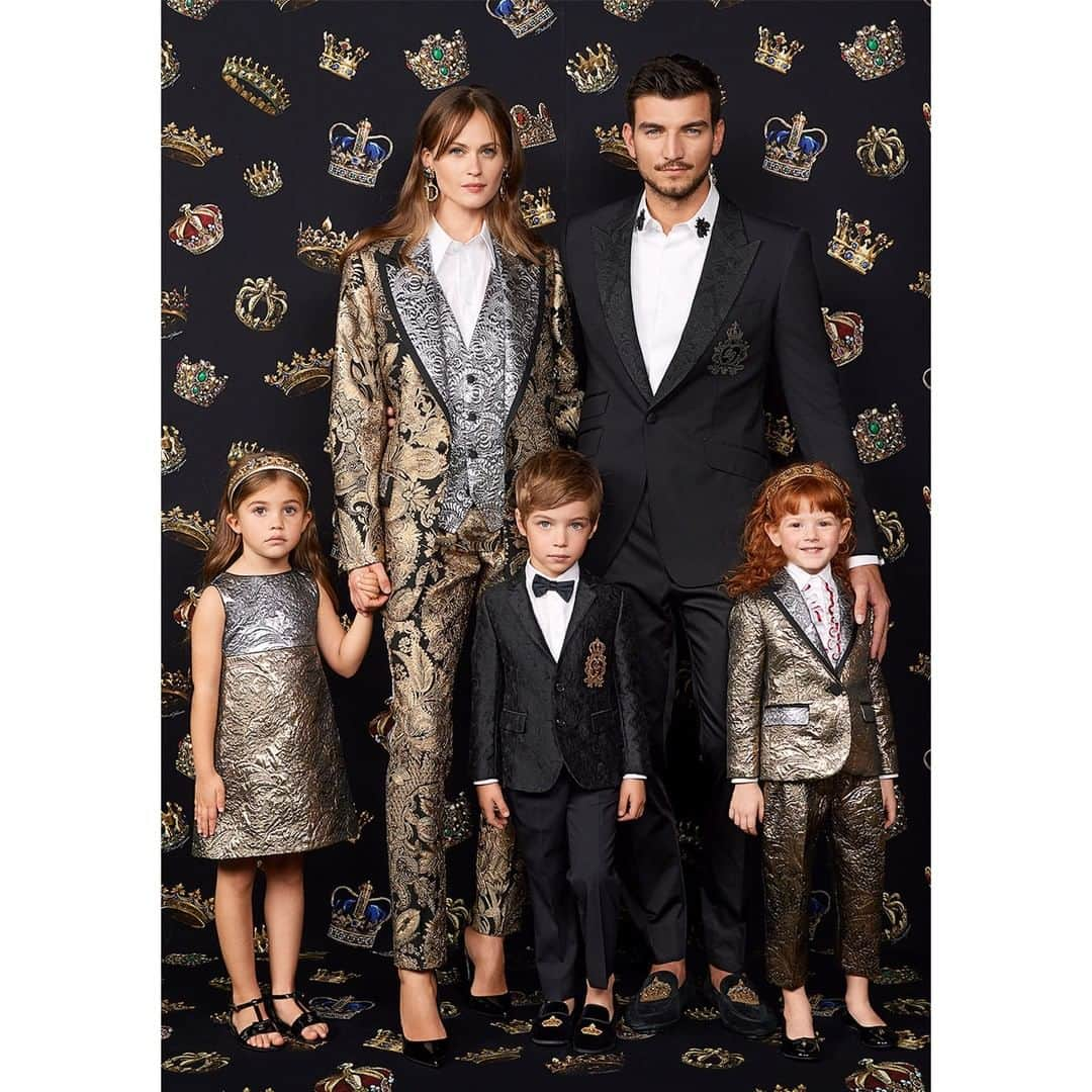 ドルチェ&ガッバーナさんのインスタグラム写真 - (ドルチェ&ガッバーナInstagram)「Match your mini. Choose from these elegant looks for the whole family to coordinate with your little ones. Discover the looks for father and son looks over at @dolcegabbana_man. #DGFamily」4月5日 0時01分 - dolcegabbana