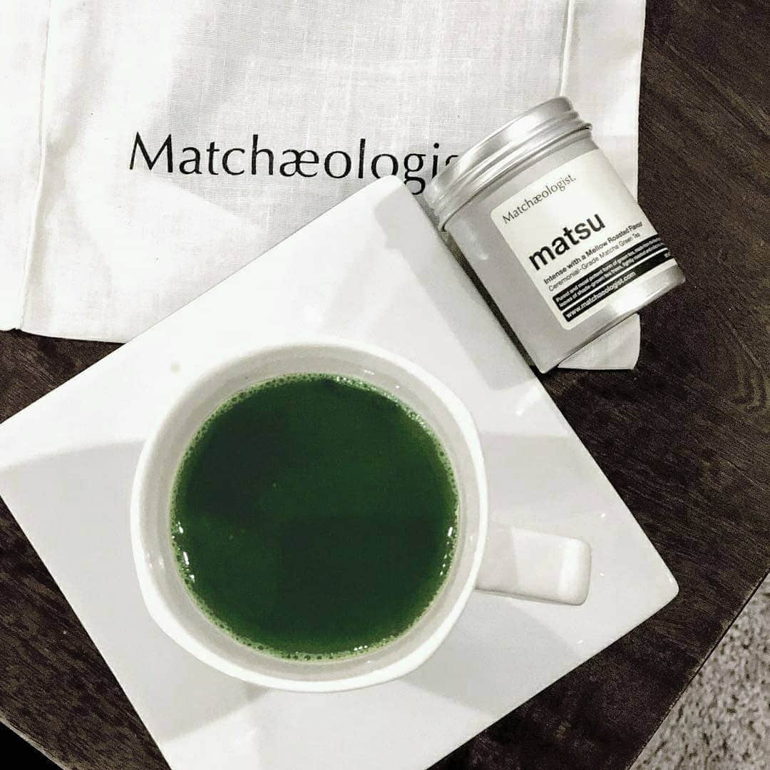 Matchæologist®さんのインスタグラム写真 - (Matchæologist®Instagram)「Who’s joining us for a peaceful #MatchaMoment? 🙋🌿Take a sip, zen out, and join @chocolate_muscle_foodie in a relaxing way to start your day 🍵 . 🍵 As matcha specialists, we are obsessed with the quality of our artisanal matcha. 🌱 Each batch of our tea is hand-picked from virgin leaves of shade-grown tea trees and undergoes a proprietary ‘artisan roasting’ process to express the flavor of each batch to its fullest potential, resulting in each blend being characterized by its sweet umami notes unrivaled by other brands on the market. 🙏 . 👉Click the link in our bio @Matchaeologist to begin your #Matchamazing journey . Matchæologist® #Matchaeologist Matchaeologist.com」4月5日 0時01分 - matchaeologist