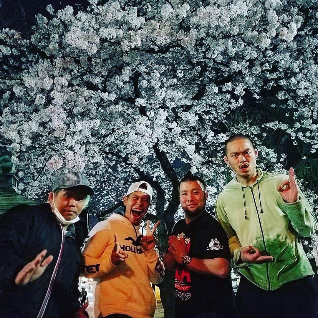 福田洋さんのインスタグラム写真 - (福田洋Instagram)「パワースポット・新井薬師梅照院でパワー花見。。🌸 エナジーみなぎる桜の木を抱きしめ丸刈りおじさんでした。。 #謎メン #お花見🌸  #パワースポット #パワーツリー  #yoga」4月5日 0時04分 - trans_am_hiroshi