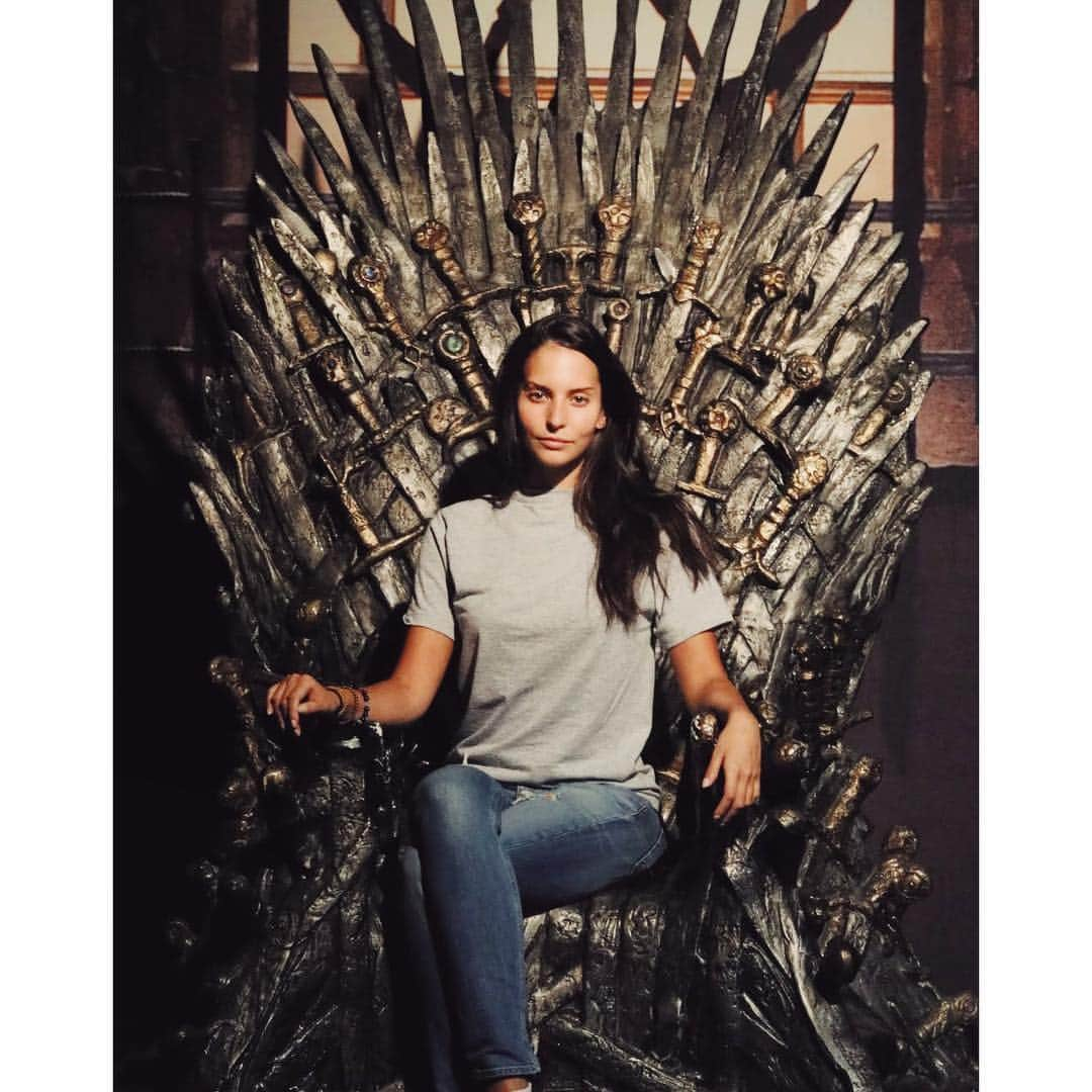 ジェネシス・ロドリゲスさんのインスタグラム写真 - (ジェネシス・ロドリゲスInstagram)「Spoiler Alert ... it’s me.  I win.  #thenorthremembers #valarmorghulis #bendtheknee  #forthethrone #got #cantwait」4月5日 0時05分 - genirodriguez