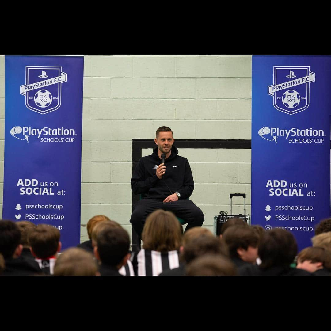 ギルフィ・シグルズソンさんのインスタグラム写真 - (ギルフィ・シグルズソンInstagram)「Really enjoyed my day with St Margaret’s Academy and @psschoolscup It was great to support a tournament that develops stars of the future! ⚽🌟」4月5日 0時18分 - gylfisig23