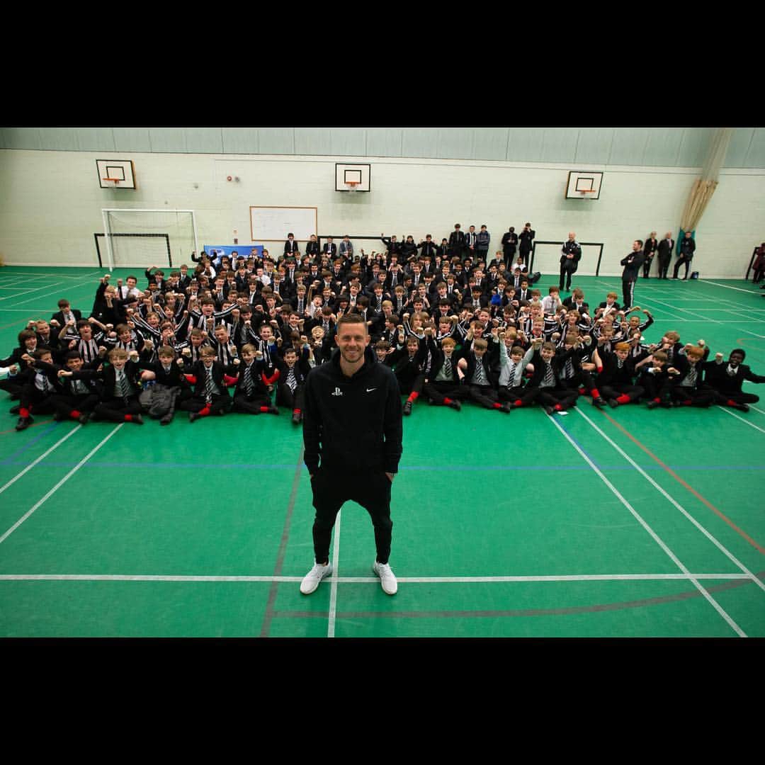 ギルフィ・シグルズソンのインスタグラム：「Really enjoyed my day with St Margaret’s Academy and @psschoolscup It was great to support a tournament that develops stars of the future! ⚽🌟」