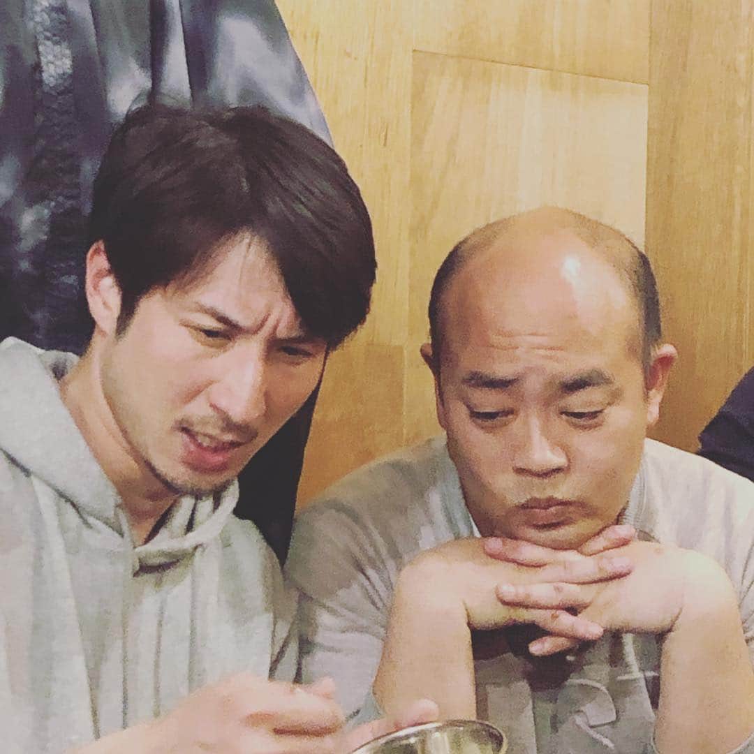 松川浩子さんのインスタグラム写真 - (松川浩子Instagram)「Aチーム初日でした。  緊張感も伝わってきましたが 林さんの圧倒的な 存在感の面白さで 会場は盛り上がっていました〜。 いよいよBチーム、 明日夜19時半です。 お昼のAチームもおススメです！  これ、AチームとBチームで 毛色が全然違うので 両方見て欲しいなぁ。  苦戦してる松川を 応援してくだせ〜。 #こちらトゥルーロマンス株式会社 #hephall #ギャロップ林#係長#arpresents #亀山貴也」4月5日 0時12分 - hiroko_matsukawambs