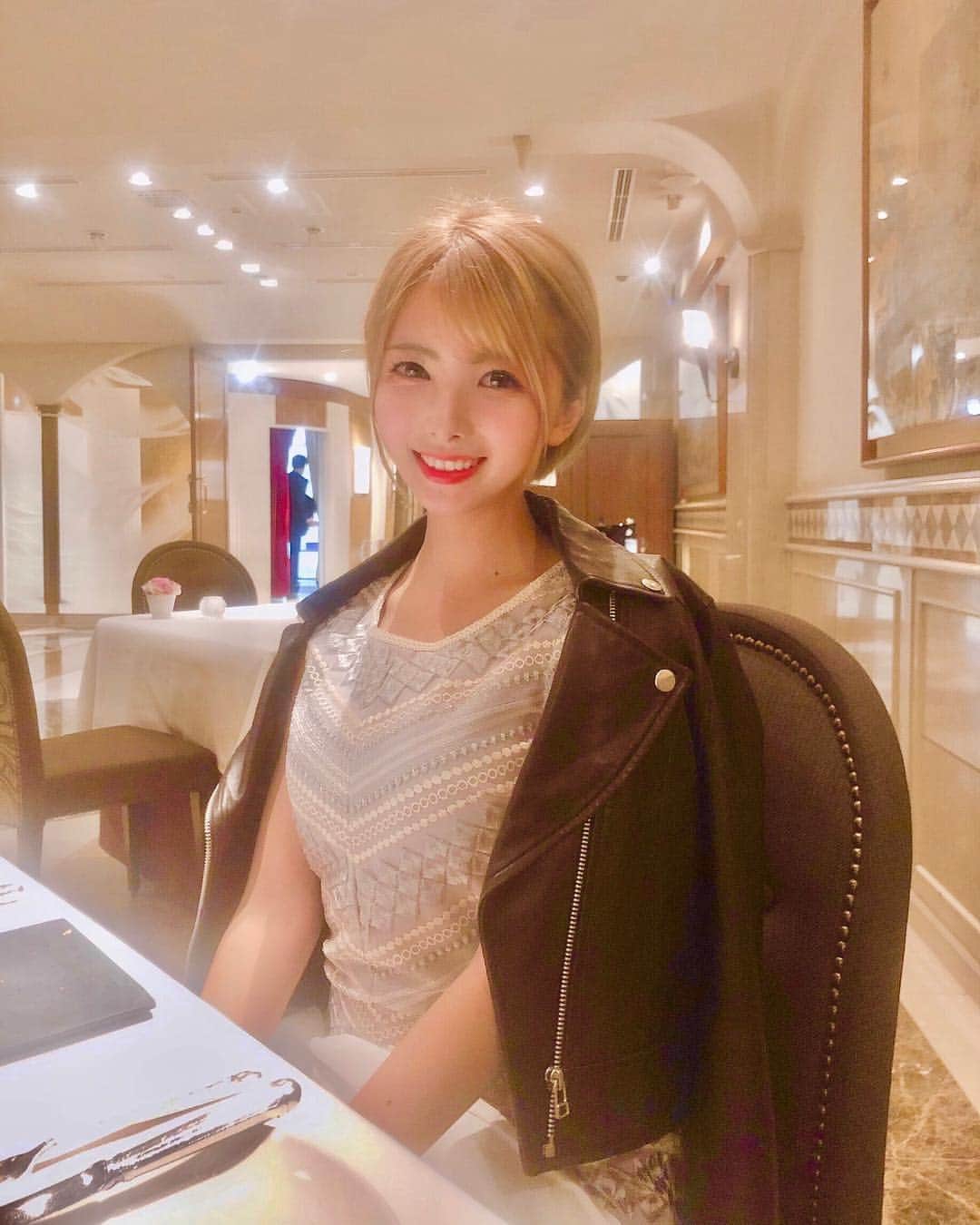 岡田栞奈のインスタグラム：「今日のディナーは お花見フレンチ🌸🌸🌸 旦那様がずっと前から 予約してくれてたあ❣️ ・ ・ 至れり尽くせりなお花見は はじめてでした💓 素敵な空間で食べるご飯は 美味しさ増しますね〜。 とっても素敵な時間を ありがとう😊 #恵比寿 #中目黒 #桜 #お花見 #お花見ディナー #フレンチ #qedclub #dinner #french #spring #yummy #lovefamily #thankyou」