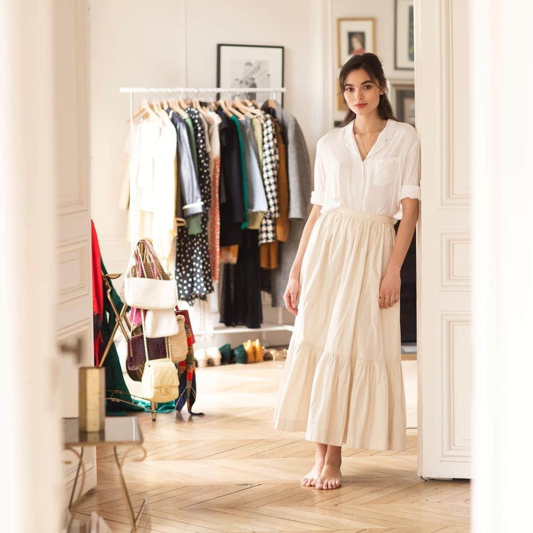 Vogue Parisさんのインスタグラム写真 - (Vogue ParisInstagram)「#UneFilleUnStyle The very embodiment of Parisian femininity, @SolangeSmith has cultivated her casually vintage look with balance and finesse. Today on Vogue.fr, or via our stories, take a look inside her Paris apartment to take a look at the pieces that define her enviable style.  Photo by @lucbraquet_, hair by @paulduchemin, makeup by @sachagiraudeau, interview by @eugeniewww #Style #ParisStyle」4月5日 0時14分 - voguefrance