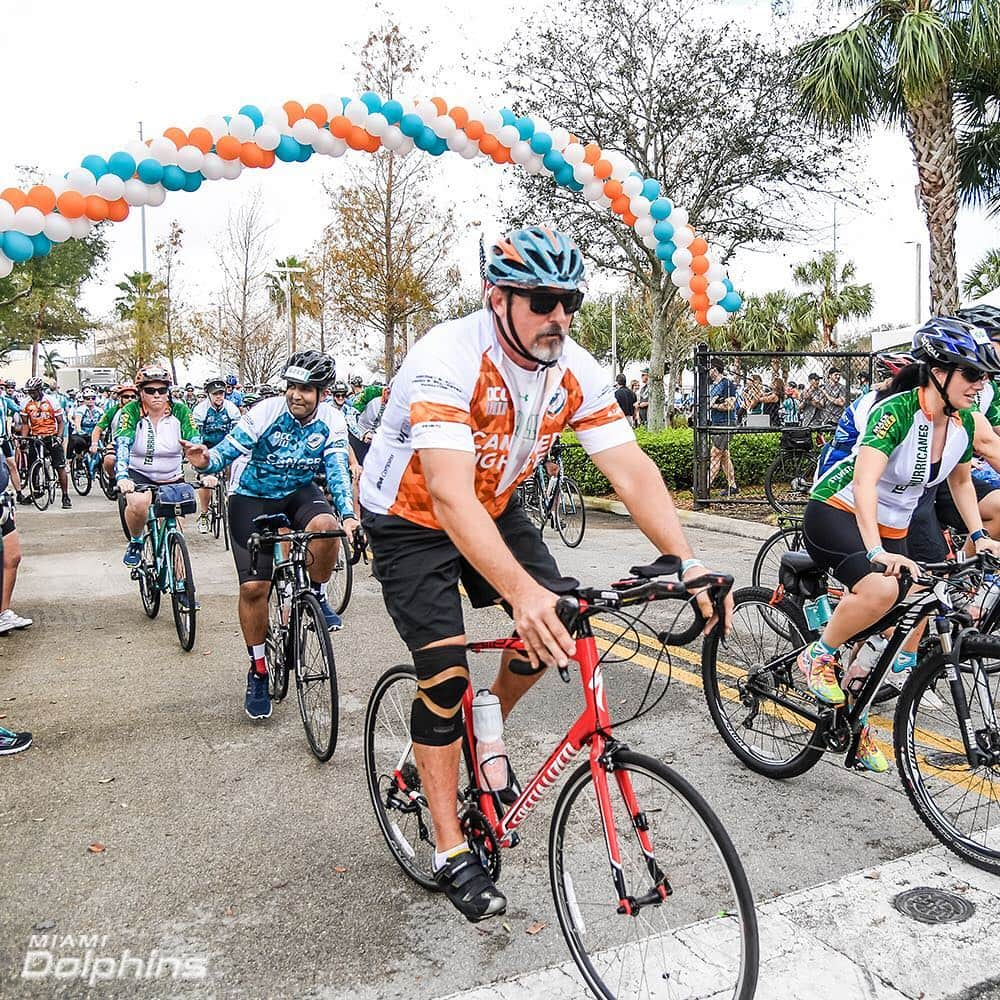 マイアミ・ドルフィンズさんのインスタグラム写真 - (マイアミ・ドルフィンズInstagram)「Join alumni, cancer fighters, current players, the front office staff and more this Saturday during the ninth annual @dolphinscancerchallenge where 100% of funds raised will go directly to @sylvestercancer research. Join the fight with the link in bio.」4月5日 0時16分 - miamidolphins