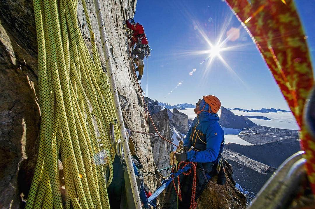 Cory Richardsさんのインスタグラム写真 - (Cory RichardsInstagram)「Seen here, shot #onassignment for #natgeo, @mikelibecki takes the lead climbing Berth’s Tower in #antarctica with @freddiewilkinson on belay.  #adventure #mountains #cold #climbing」4月5日 0時19分 - coryrichards