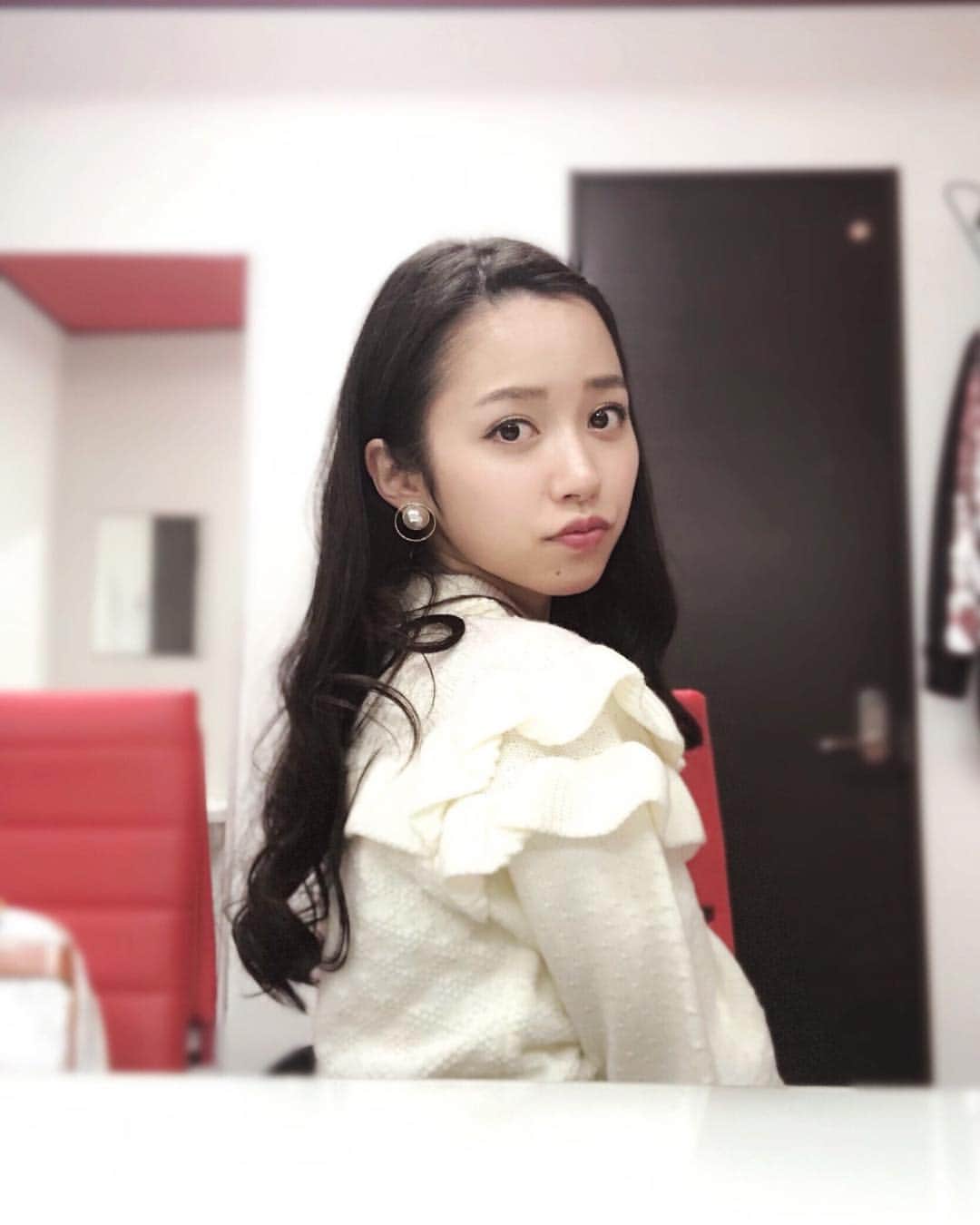 高山璃奈のインスタグラム：「* * 広すぎるおでこが ずっとコンプレックスだったけど、 「おでこ全開＝開運 なんだよ！」 と教えていただいて 伸ばし始めた前髪😂🙌 * 最近やっと耳にかけられるようになってきた😚🌈 * * #デコひろしだから前髪伸ばすのも大変 🥳 #私の運気は30歳になったら爆上げらしいです😂 #stepbystep ✨ #goingmyway ☺︎✨ #開運 #占い #風水 #大好きであります  ちなみに #御朱印ガール ☺️ * #ニット #supremelala #イヤリング #31sonsdemode #フリルニット #ぶりっこ #ぶりっこが止まらない #おでこ全開 #イメチェン 😂#美魔女になりたい  #instagood #goodnight #おやすみなさいたま」