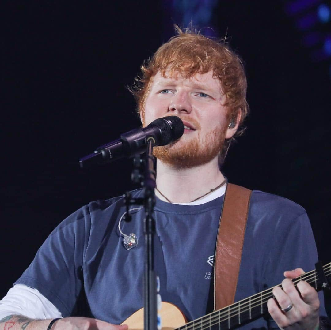 Vogue Taiwan Officialさんのインスタグラム写真 - (Vogue Taiwan OfficialInstagram)「#vogueceleb  紅髮艾德 @teddysphotos 今晚在桃園田徑場開唱，首度來台的他可說是來台開演唱會最健談的西洋歌手，每首歌的空檔都跟台下聊天，有時候拿自己的趣事自嘲，或者故意拿激將法，要歌迷嗨一點。最重要的是，他換歌就換把吉他，每首都自彈自唱，難怪上次摔斷手必須忍痛取消演唱會🤣 📸華納音樂  #edsheeran #edsheeranperfect #concert #紅髮艾德 #演唱會」4月5日 0時22分 - voguetaiwan