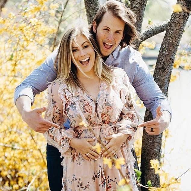 E! Onlineさんのインスタグラム写真 - (E! OnlineInstagram)「If you remember Shawn Johnson’s heartbreaking miscarriage video, then you know why we’re happy crying right now. Link in bio for the Olympic gymnast’s reveal video of their rainbow baby. 🌈 (📷: Lindsey Grace Whiddon)」4月5日 0時25分 - enews