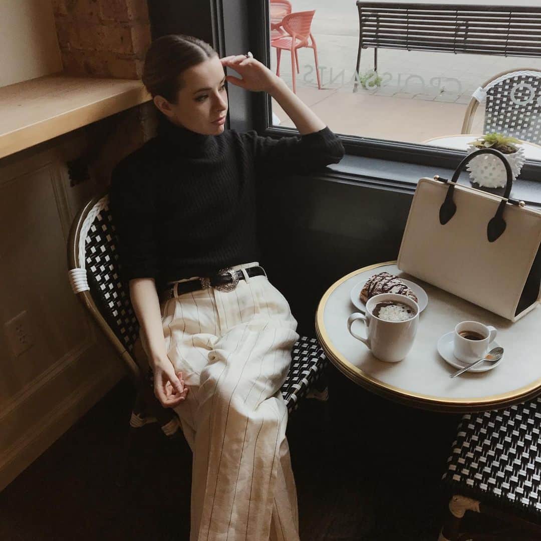 ジェーン・アルドリッジのインスタグラム：「April showers and whatnot 😌☁️🌧☁️」