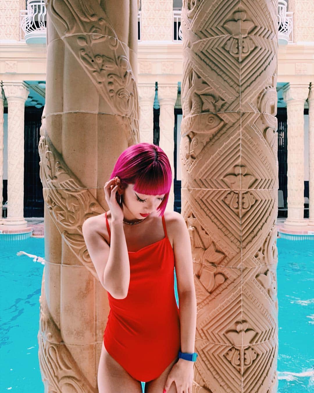 のインスタグラム：「👠🌹🍎🍒🍅🍓🌶🍉🥊 #amiayatrip #Hungary #そろそろトレーニング再開しなきゃ🤭 #今日の夜はサラダだけにした😂🥗」