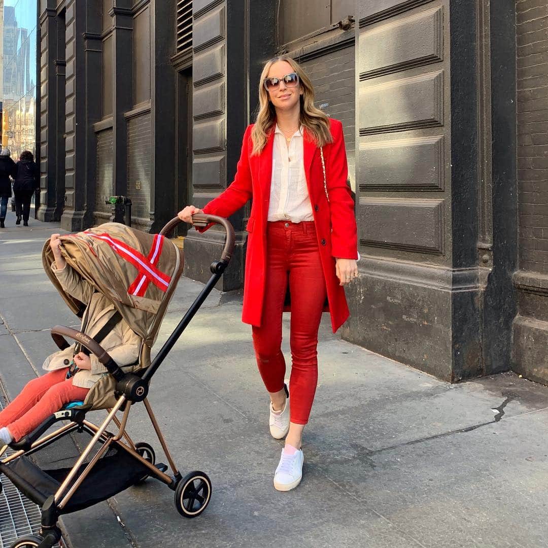 Helena Glazer Hodneさんのインスタグラム写真 - (Helena Glazer HodneInstagram)「Took our new @cybex_global baby out for a spin and I cannot tell you all how much I love this stroller!! This was the collaboration between @cybex_global and @karolinakurkova and not only am I in love with the design (the rose gold details are my favorite), but it is smooth as butter! Truly rides like a dream, which is KEY in an urban city like New York. Keith and I also really appreciate that the handle can be adjusted, so if he's maneuvering it (he's 6'2") he doesn't feel like he has to slouch down and hurt his back, which is the case with a lot of other strollers. Cannot say enough good things about it and truly honored to partner with them on this collection!  #ad #CYBEXbyKK」4月5日 0時29分 - brooklynblonde1