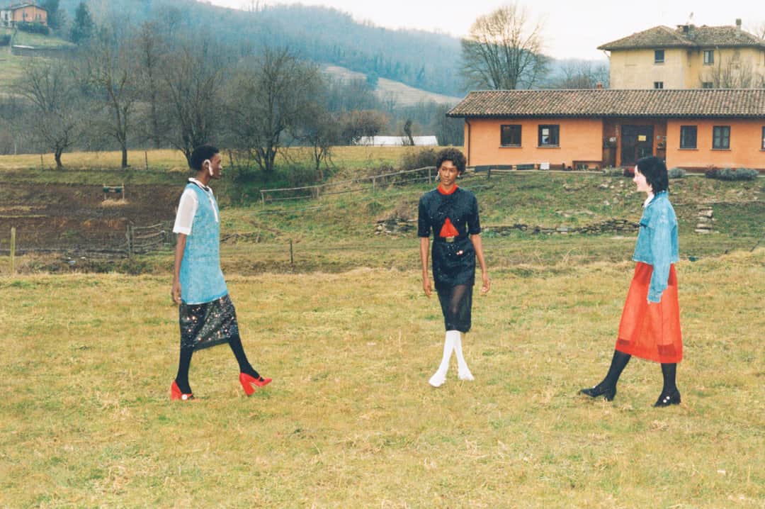 のインスタグラム：「Ambiguous encounters. @AketchJoyWinnie, @camilaeverlin21 & @thesassplanet in ‘Characters & Narratives’ by @Alice_Eneale& @LottaVolkova. #MiuMiuSS19」