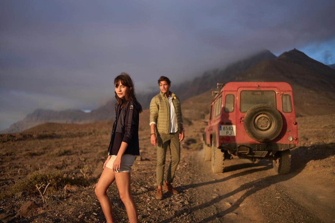 のインスタグラム：「Our favourite adventures involve mountains, breath-taking landscapes and the unknown! . . . #parajumpers #pjs #pjsfriends #jacket #spring #summer #springsummer #springcollection #newcollection #adventurer #springtime#newin #springishere #nature #adventure #explore #travel #traveller #explorer #lanzarote #shooting #ss19 #roundtrip #YAE #superlightweight #UGO」