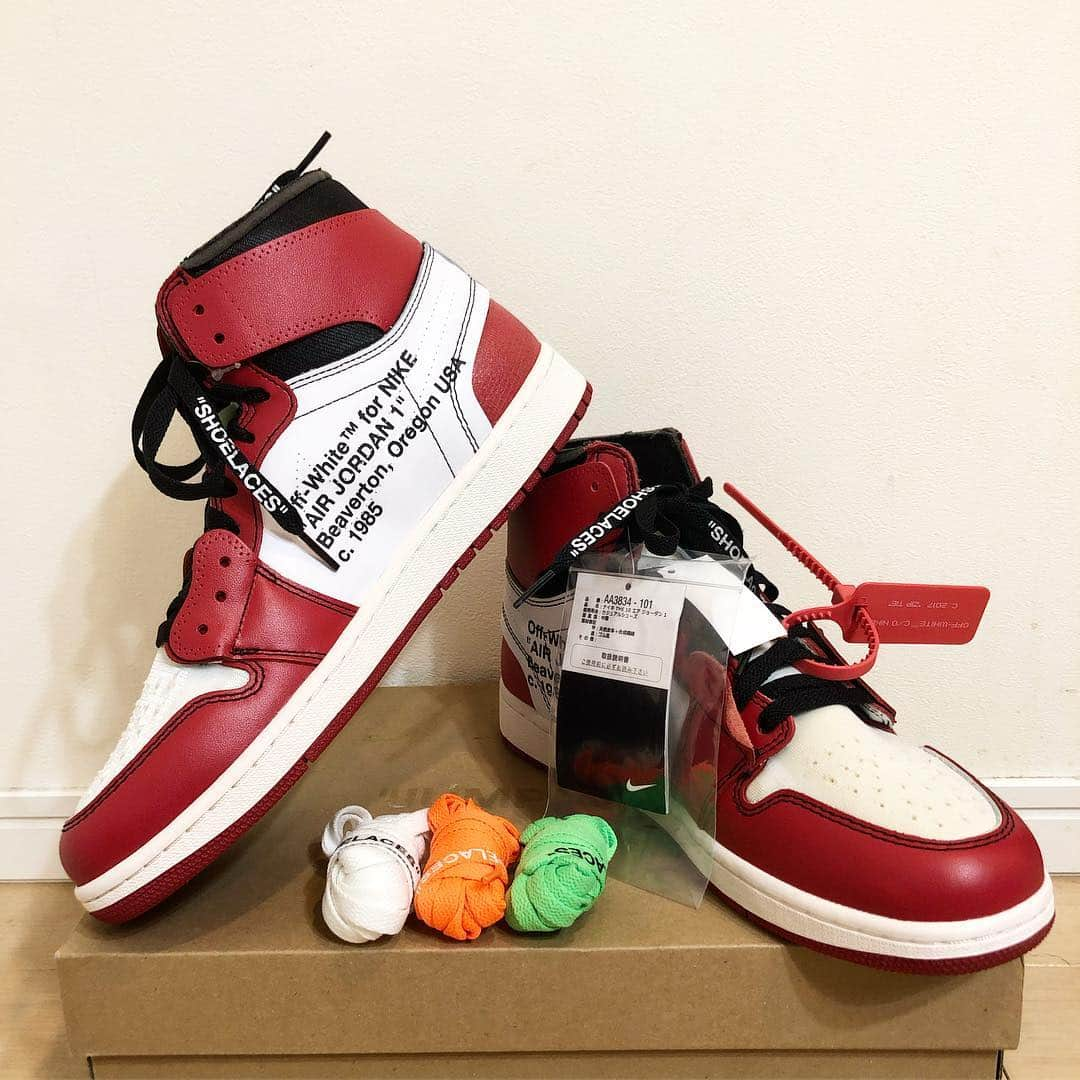 金丸佳右さんのインスタグラム写真 - (金丸佳右Instagram)「Off White Ten Air Jordan 1 🔥  やっぱこれが1番かっこいい❗️ 最高の誕生日プレゼントありがとうございます🎁🙇‍♂️ #offwhite #nike #jordan1 #ten #sneaker #sneakers #jordan #fashion #hair #workout #rexer #rexerminamiaoyama #air #lovest #筋肉 #美容師 #筋肉美容師  #offwhite」4月5日 0時33分 - marumaru5528