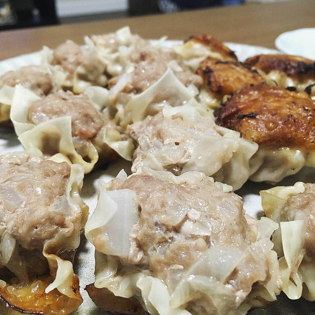 三好ジェームスのインスタグラム：「コウさんレシピの焼売を家で作ってみたっ！  これはうまくできた^_^ ガハハハ😆  rkb テレビ  たべごころ 4月13日(土)の17時から放送！  #焼売#しゅうまい#シューマイ#手作り#フライパンで焼いた#オイル蒸し焼き#美味いんだ〜〜#ガハハ#たべごころ#rkb#コウケンテツ」