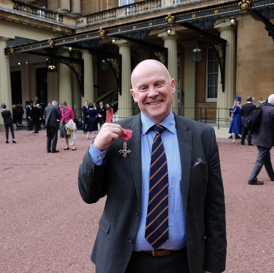 ロイヤル・ファミリーさんのインスタグラム写真 - (ロイヤル・ファミリーInstagram)「Congratulations to the 98 Investiture recipients who travelled to Buckingham Palace to collect their Awards today.  The Prince of Wales presented Leslie Tomlinson with an #MBE, for his work in amateur boxing – Leslie has volunteered over 50,000 hours since 1982 to the sport, supporting and encouraging young people in Sheffield.  Helen Clarke, also from Sheffield, collected an #MBE for services to @girlguiding, Professor Shirley Thompson received an #OBE for services to Music and Andrew Gritt #MBE was awarded for his work in nursing, mental health and the armed forces.」4月5日 0時39分 - theroyalfamily