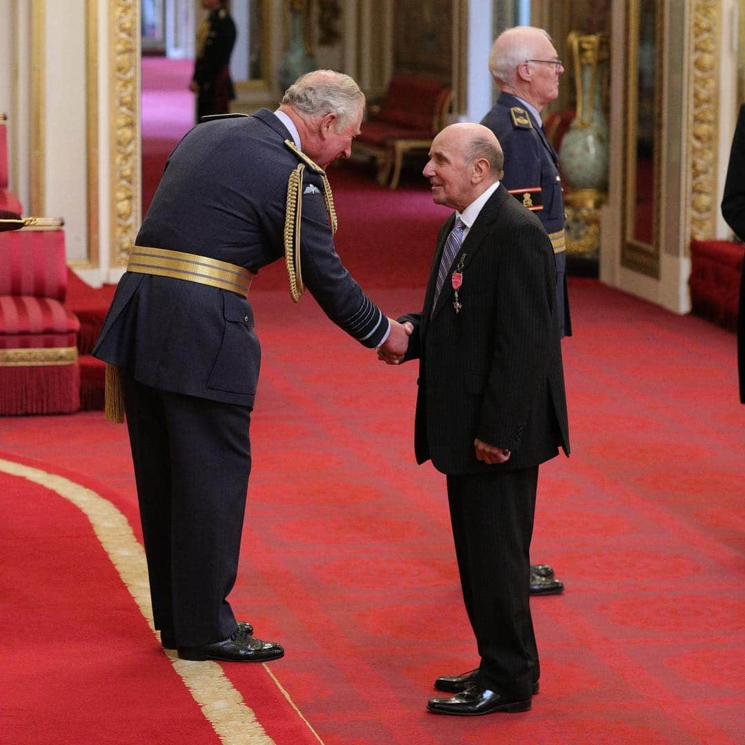 ロイヤル・ファミリーさんのインスタグラム写真 - (ロイヤル・ファミリーInstagram)「Congratulations to the 98 Investiture recipients who travelled to Buckingham Palace to collect their Awards today.  The Prince of Wales presented Leslie Tomlinson with an #MBE, for his work in amateur boxing – Leslie has volunteered over 50,000 hours since 1982 to the sport, supporting and encouraging young people in Sheffield.  Helen Clarke, also from Sheffield, collected an #MBE for services to @girlguiding, Professor Shirley Thompson received an #OBE for services to Music and Andrew Gritt #MBE was awarded for his work in nursing, mental health and the armed forces.」4月5日 0時39分 - theroyalfamily