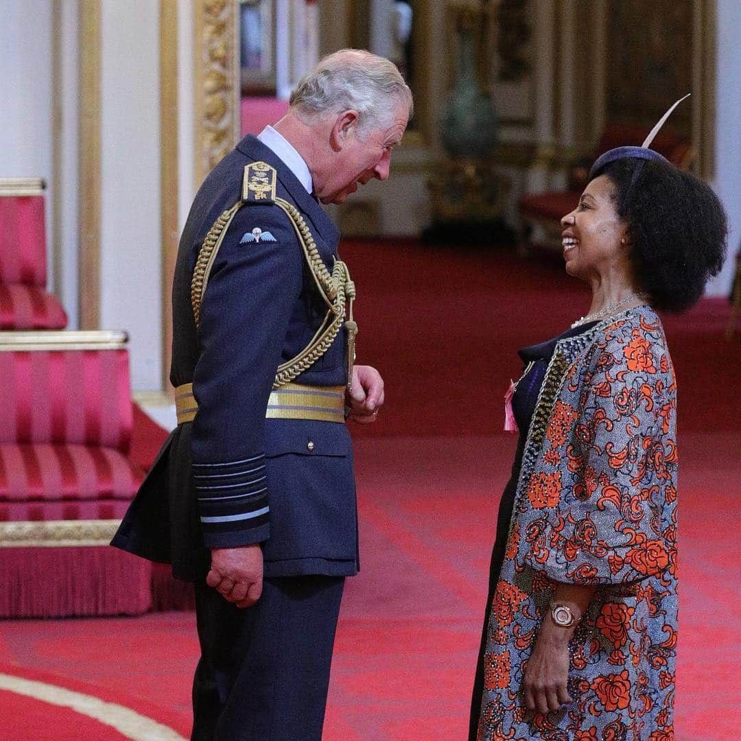 ロイヤル・ファミリーさんのインスタグラム写真 - (ロイヤル・ファミリーInstagram)「Congratulations to the 98 Investiture recipients who travelled to Buckingham Palace to collect their Awards today.  The Prince of Wales presented Leslie Tomlinson with an #MBE, for his work in amateur boxing – Leslie has volunteered over 50,000 hours since 1982 to the sport, supporting and encouraging young people in Sheffield.  Helen Clarke, also from Sheffield, collected an #MBE for services to @girlguiding, Professor Shirley Thompson received an #OBE for services to Music and Andrew Gritt #MBE was awarded for his work in nursing, mental health and the armed forces.」4月5日 0時39分 - theroyalfamily