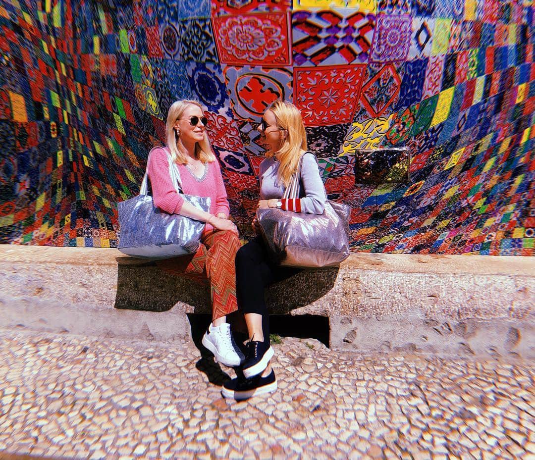 ブラジ&ブラジさんのインスタグラム写真 - (ブラジ&ブラジInstagram)「#streetart with half&stripe 💛💚💙 #girlstalk#metallic#bags#lisboa#portugal#brasibrasi#fun#german#fashion#brand#089#love#gurls#sunny#day#fashionlove」4月5日 0時39分 - brasibrasi