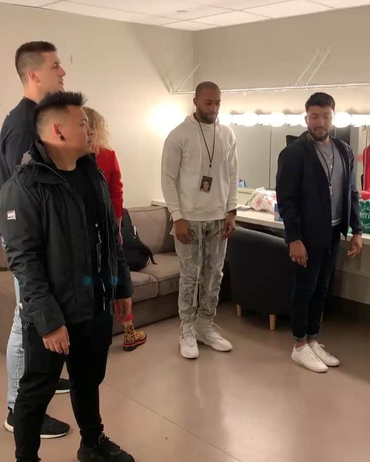 トーライ・ケリーのインスタグラム：「i mean this whole acoustic thing is great but maybe it’s time to switch it up...🕺🏻 all star dancers @ajrafael, @acmurillo22, @mrjustinervin, @davidlopezzz legendary choreo by @kamaricopeland filmed & the supportive “yaasssss” by @ashleygraham」