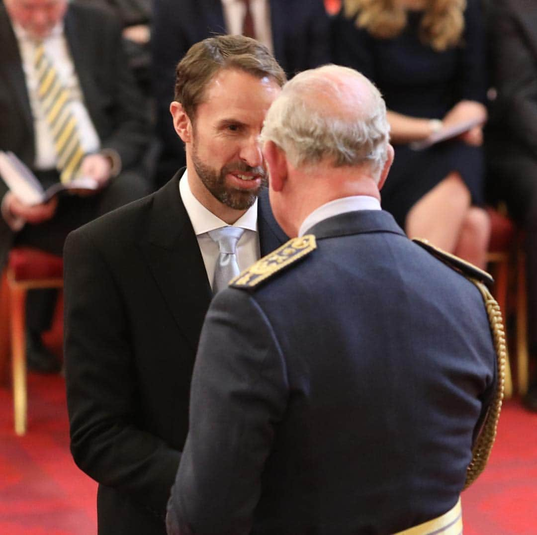 ロイヤル・ファミリーさんのインスタグラム写真 - (ロイヤル・ファミリーInstagram)「Congratulations to @england Manager, Gareth Southgate, on his #OBE!  Gareth collected his Award from The Prince of Wales today for services to Football. 📸 Royal Communications/ @pa」4月5日 0時42分 - theroyalfamily