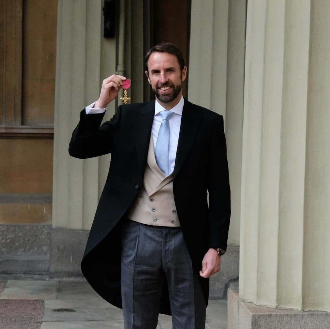 ロイヤル・ファミリーさんのインスタグラム写真 - (ロイヤル・ファミリーInstagram)「Congratulations to @england Manager, Gareth Southgate, on his #OBE!  Gareth collected his Award from The Prince of Wales today for services to Football. 📸 Royal Communications/ @pa」4月5日 0時42分 - theroyalfamily