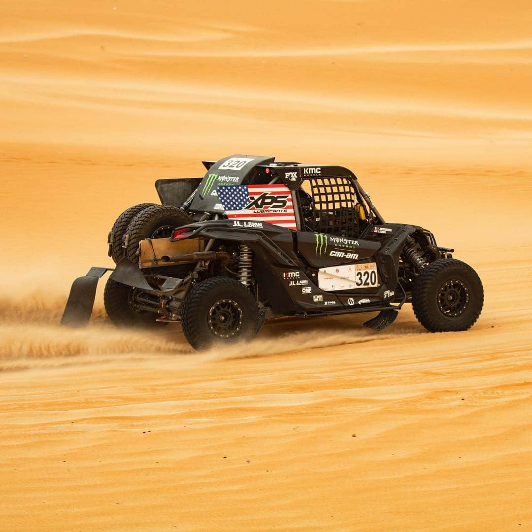 モンスターエナジーさんのインスタグラム写真 - (モンスターエナジーInstagram)「Big WIN for @caseycurrie as he takes SxS overall win at the @abudhabidesertchallenge becoming the first American 🇺🇸 to win the event in a car class!!! #AbuDhabiDesertChallenge #Offroad #CanAm #MonsterEnergy」4月5日 0時51分 - monsterenergy