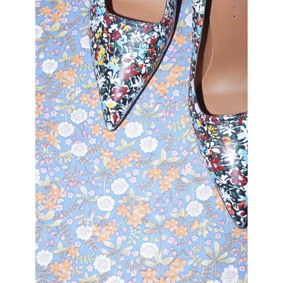 ヴィクトリアベッカムさんのインスタグラム写真 - (ヴィクトリアベッカムInstagram)「My #VBSS19 Dorothy pumps in the floral print of the season. x VB」4月5日 0時52分 - victoriabeckham