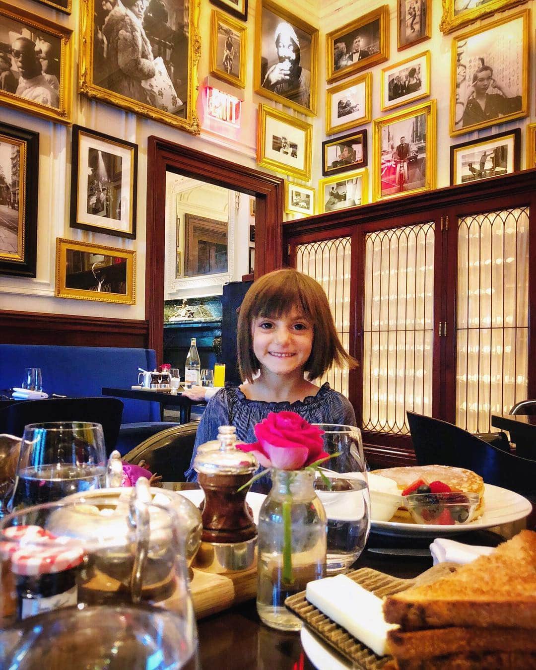 Ilana Wilesさんのインスタグラム写真 - (Ilana WilesInstagram)「If Harlow wrote a self help book, it would called “Always Order the Pancakes.” 🥞= 😊 #brunchwithharlow」4月5日 0時50分 - mommyshorts