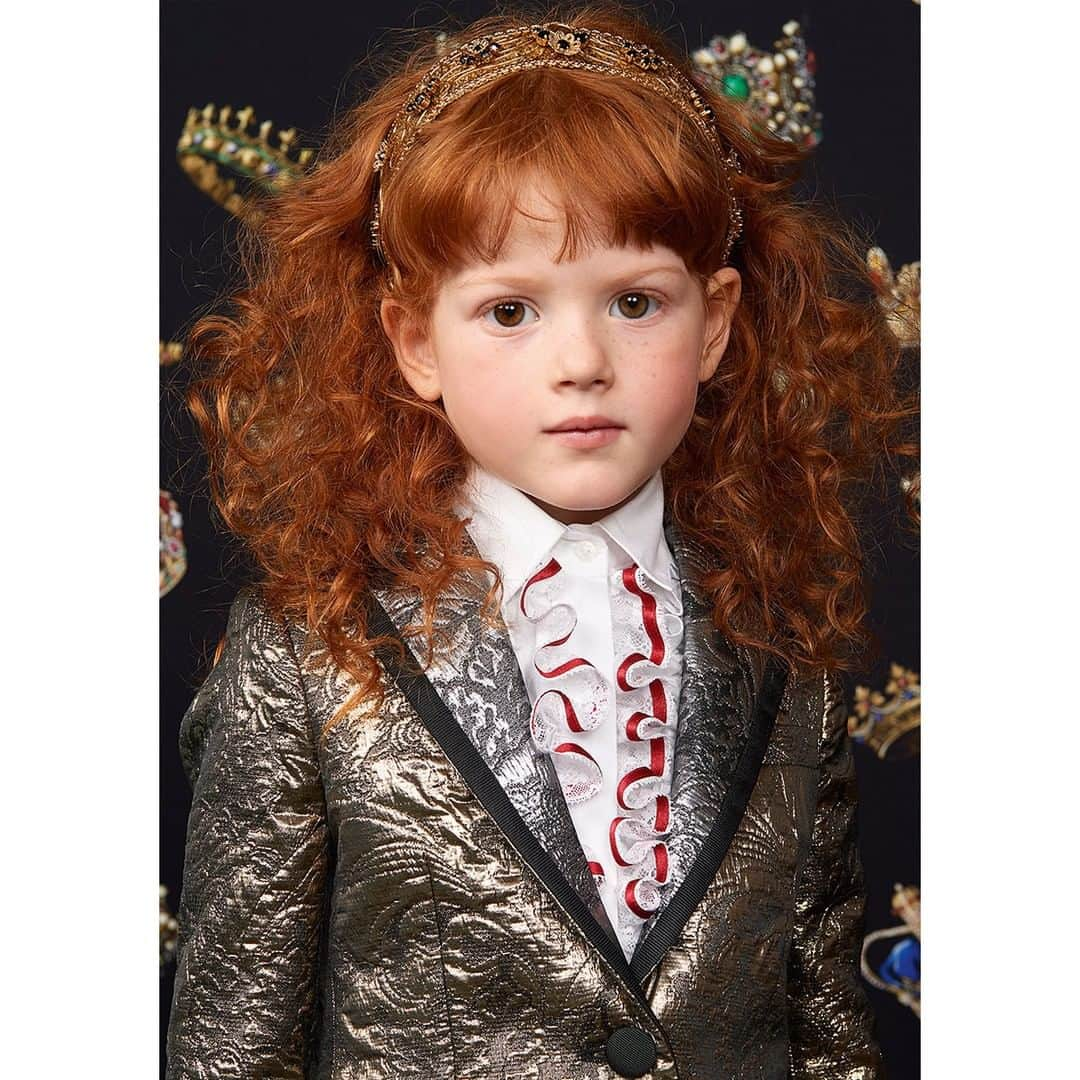 ドルチェ&ガッバーナさんのインスタグラム写真 - (ドルチェ&ガッバーナInstagram)「Precious details and refined embellishments that reflect Mom's wardrobe. Get your little one a matching elegant outfit. #DGBambino」4月5日 1時01分 - dolcegabbana