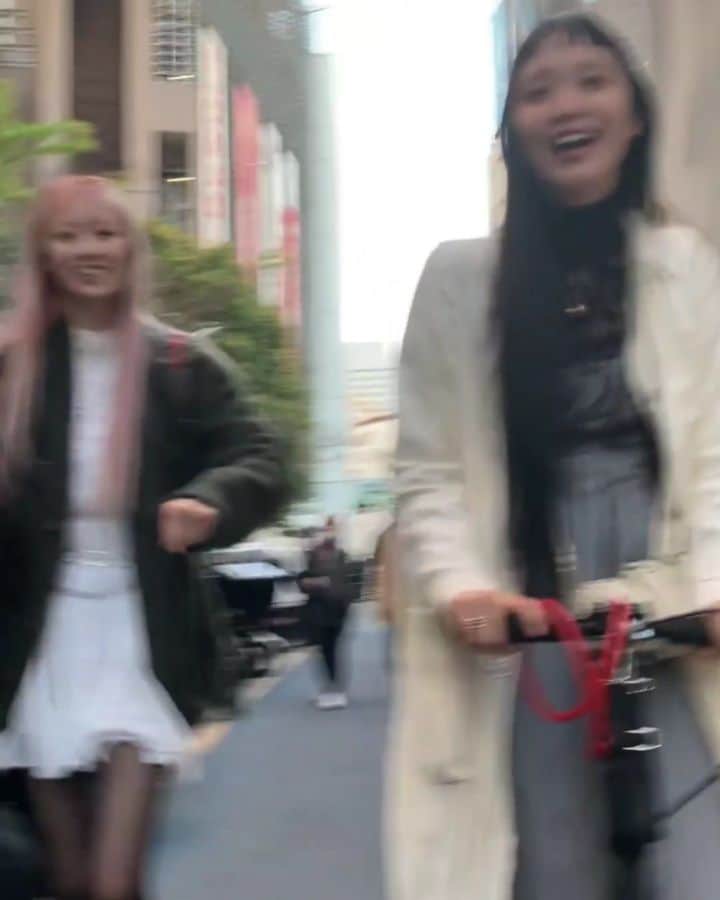 フェルナンダ・リーのインスタグラム：「🛴💨💨💨 Almost like our shoot for @VogueGirlJapan、but in Tokyo and with me on the bike (if we had one) #kikilala」