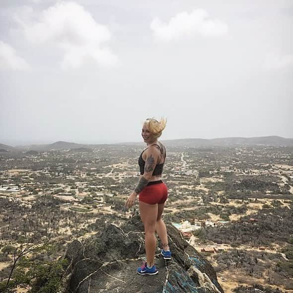 クリスティン・ポープさんのインスタグラム写真 - (クリスティン・ポープInstagram)「#throwback to when i climbed to the top of Aruba 🌋 right now my life is basically 100% about lifting - but getting excited about some upcoming fun stuff in Europe. I live for this kind of rush!」4月5日 0時53分 - kris10pope