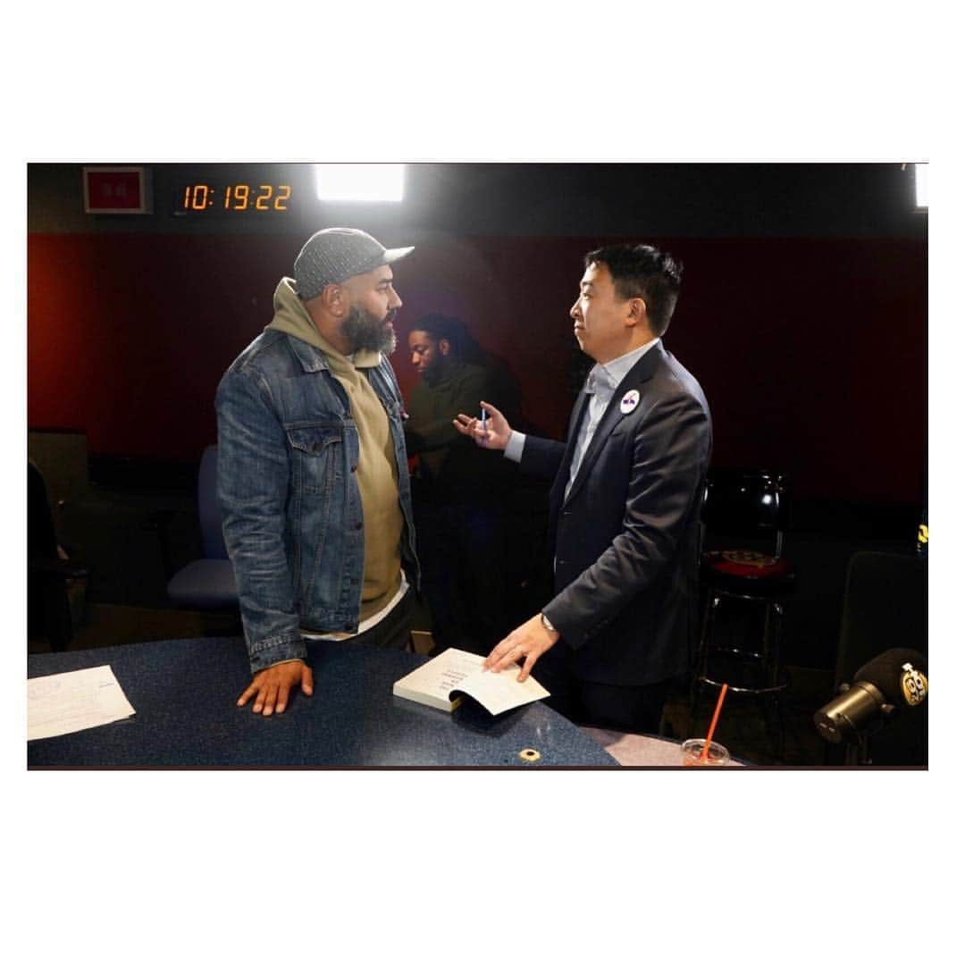 エブロ・ダーデンさんのインスタグラム写真 - (エブロ・ダーデンInstagram)「This is me telling @andrewyang2020 how sad it is that I think he is too smart to be President. .... 🤦🏿‍♂️🤦🏽‍♂️ #MATH = Make America THink」4月5日 0時54分 - oldmanebro