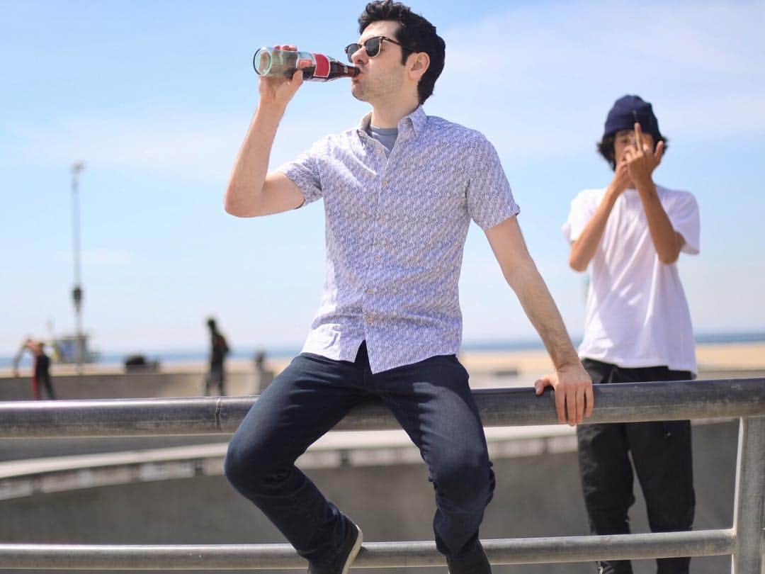 ブレンダン・ロビンソンさんのインスタグラム写真 - (ブレンダン・ロビンソンInstagram)「Apparently somebody didn’t appreciate us taking #Instagram pics and drinking soda on his turf 😂😂😂 | What’s your favorite #soda?  Tell me below!! | Pics by @larrywrightphotography I . . . . . #springtime #chill #goodvibesonly #funny #venice #california #LA」4月5日 0時55分 - brendanrobinson