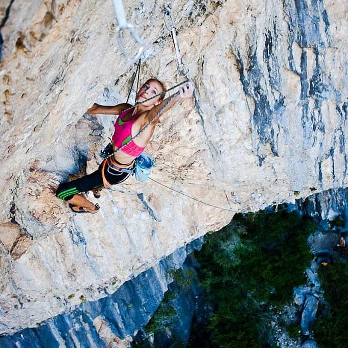 サッシャ・ディギーリアンさんのインスタグラム写真 - (サッシャ・ディギーリアンInstagram)「Clipping ⛓  You may not know this, but sport climbing, otherwise known as “free climbing;” not to be confused with “free soloing,” involves clipping your rope into metal “quick-draws” that are anchored by bolts in the wall. If you fall, you pendulum into your rope, secured by your previous point on the wall, at your last draw. Who puts the bolts into the wall? The person who establishes the line. It’s an arduous feat of manual labor and I have a lot of gratitude for the people who endure this process. It opens new possibilities within our sport to climb more lines and is an art form in of itself. I am excited to be learning more about bolting, now taking off on a trip with @kevin__capps @redbull to open the door to more climbing in the south east.」4月5日 0時58分 - sashadigiulian