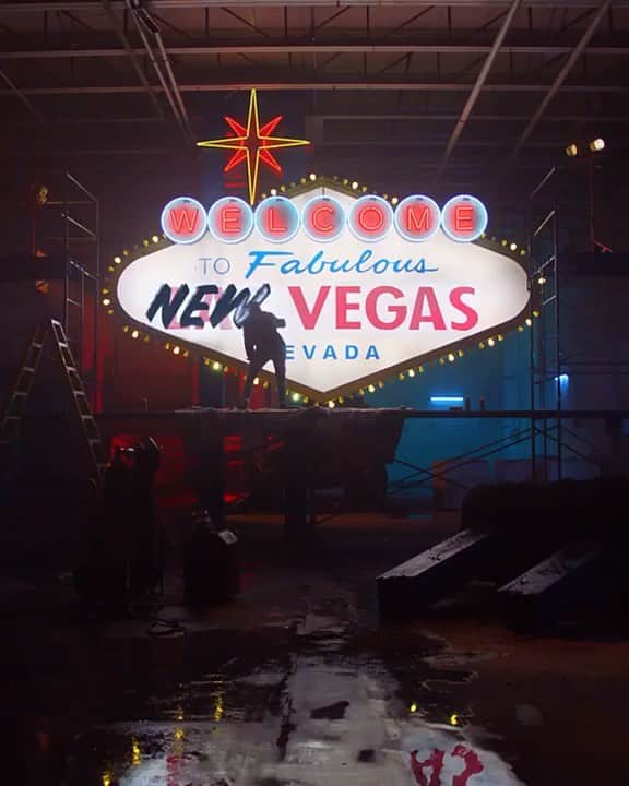 Palms Casino Resortのインスタグラム：「🌴Dropping now🌴Want to win an #UnstatusQuo Experience at the all new Palms?  This curated two-day stay for four will put you in the Kingpin Suite, complete with a private dining experience catered by @chefsymon, an art tour with Palms Creative Director @tallywood, and cocktail lessons by mixologist Francesco Lafranconi.  How to Win: 1. Watch the #UnstatusQuo film on the YouTube app — 🔗in bio 2. Find the info card. 3. Tap the card for a chance to win.  Check our latest story for more info. #UnstatusQuo #PalmsLV」