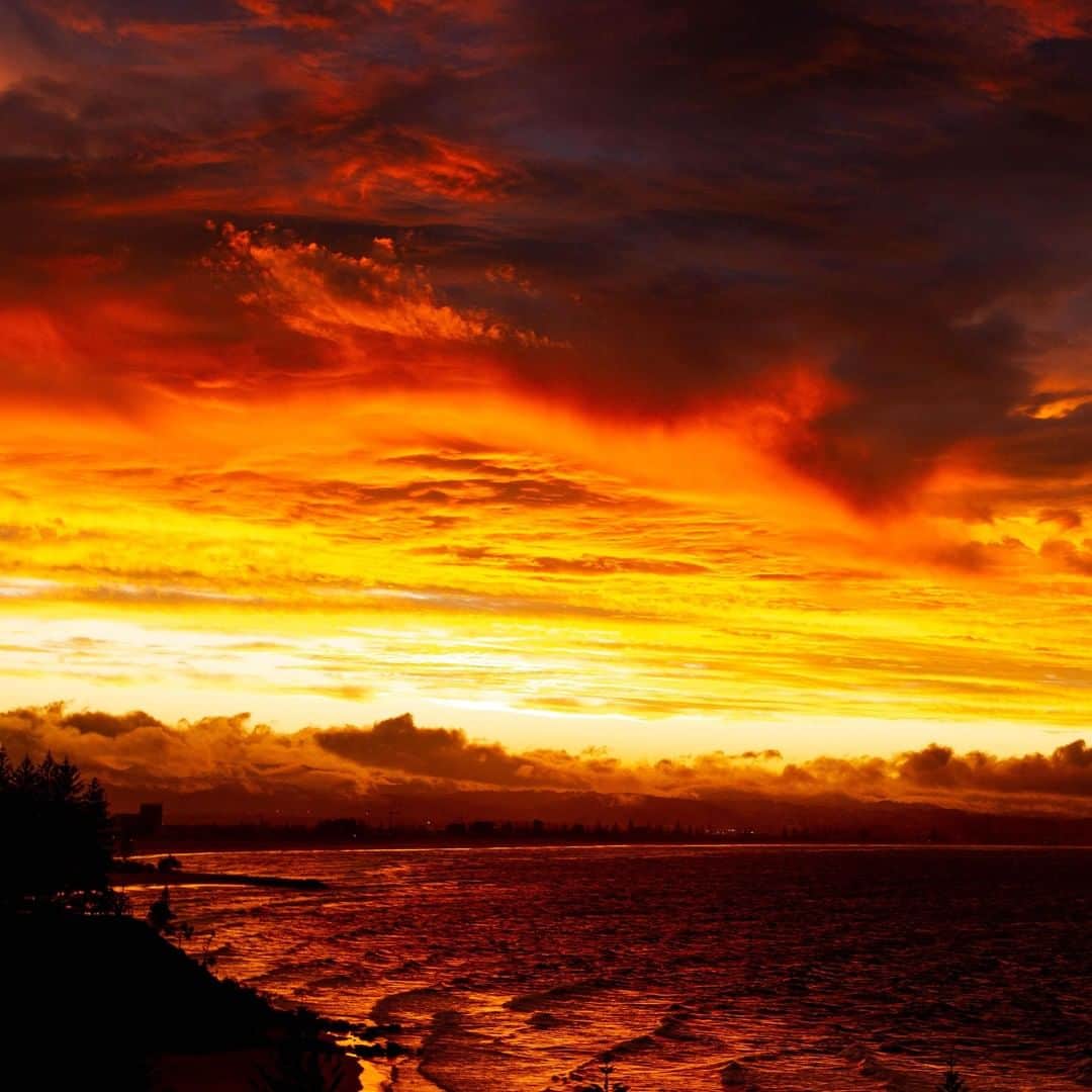 クイックシルバーさんのインスタグラム写真 - (クイックシルバーInstagram)「The #QuikPro has been on fire. Or at least the sky above the appropriately named Gold Coast has been. ⁣⁣ ⁣⁣ Round 2 wrapped up today in more fun waves at Duranbah. There’s a good chance we’ll be back on in similar conditions tomorrow — hit our story for a taste of life in and around the comp. 📷 @boskophoto」4月5日 1時00分 - quiksilver