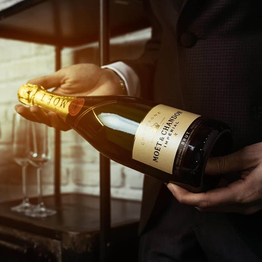 Moët & Chandon Officialさんのインスタグラム写真 - (Moët & Chandon OfficialInstagram)「Handling iconicity. Picture by @marcotaddeiofficial #MoetMoment #MoetImperial #AfterWork . This material is not intended to be viewed by persons under the legal alcohol drinking age or in countries with restrictions on advertising on alcoholic beverages. ENJOY MOET RESPONSIBLY」4月5日 1時00分 - moetchandon