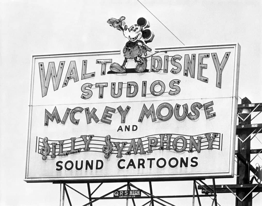 Disneyさんのインスタグラム写真 - (DisneyInstagram)「Get an earful of Disney history this #TBT: The Silly Symphony series debuted in 1929, and were a series of 75 cartoons centered around music. They served as a training ground for Disney animators and artists who'd go on to work on feature films. These funny little stories are no laughing matter—seven Silly Symphony films won Academy Awards!」4月5日 1時00分 - disney