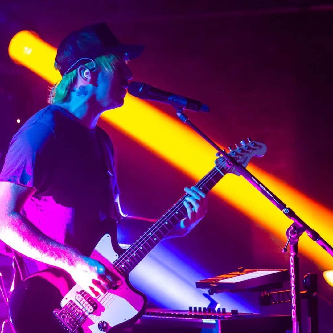Kerrang!さんのインスタグラム写真 - (Kerrang!Instagram)「@simplecreatures’ first-ever UK show was wild. Did you catch @markhoppus and @alexgaskarth doing their synth-pop thing? #simplecreatures #supergroup #blink182 #alltimelow」4月5日 1時10分 - kerrangmagazine_