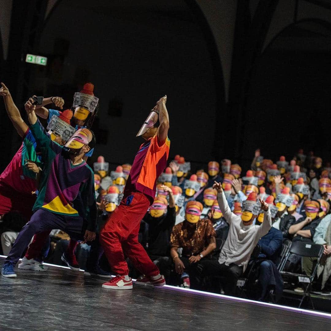 osgemeosさんのインスタグラム写真 - (osgemeosInstagram)「#flyingpictures #osgemeos #berlin #2019 museu #hamburgerbahnof  LETS DANCE!! #flyingsteps Photos: @littleshao」4月5日 1時09分 - osgemeos