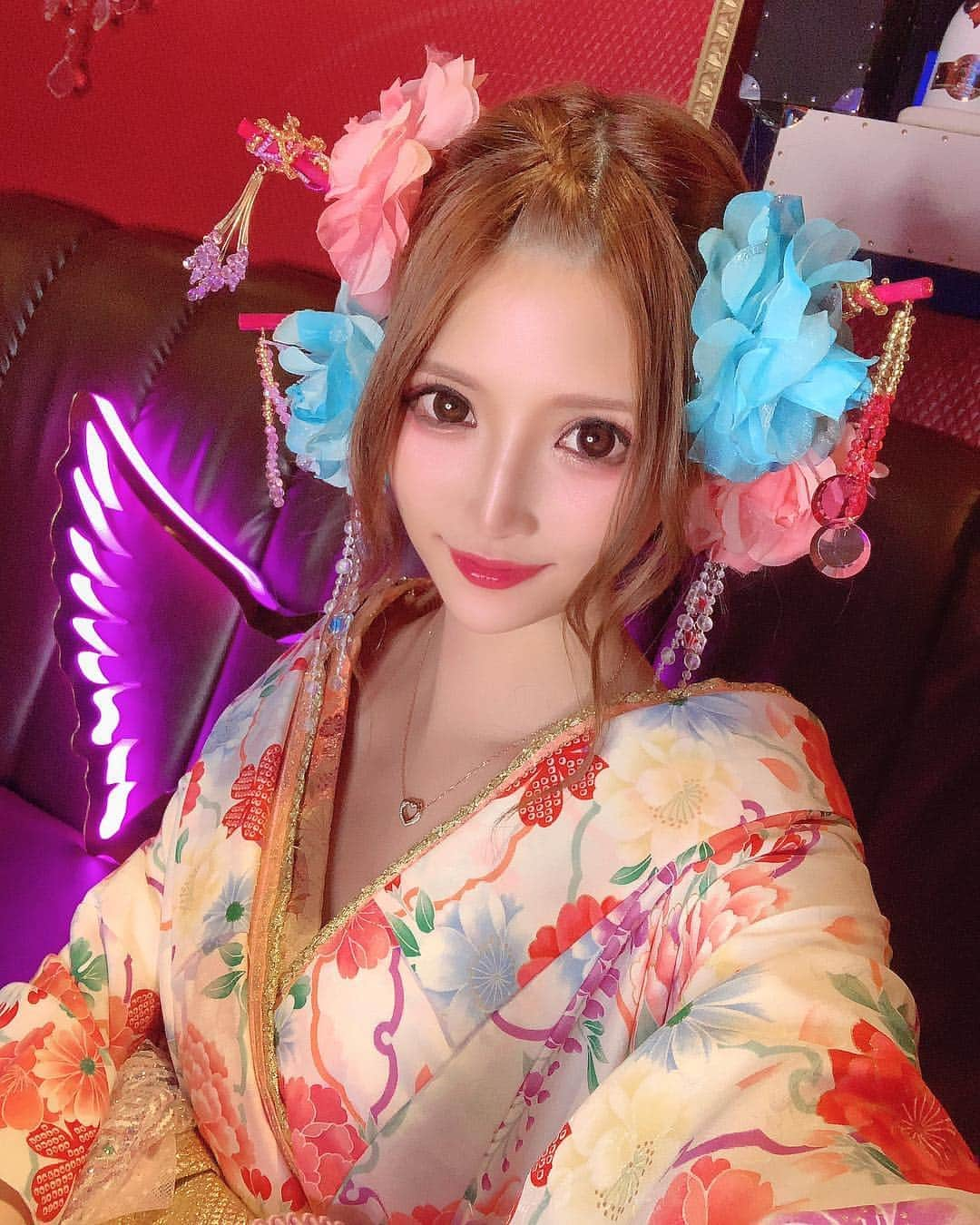 桜咲乃愛さんのインスタグラム写真 - (桜咲乃愛Instagram)「色々あってインスタの更新が疎かになってしまった🥺💓✨ 人生初の花魁です🍡🍵そして人生初おでこ上げました🏮👘カッコイイ系にしようと思って意気込んで着付け行ったはずなのに気付いたら花ついてた（笑） 着付けの時私は今日は黒か白か赤でカッコイイ系にするんだ！！絶対にかっこいい系にする！！って言ってたのに着付けの人達が いや、ノアちゃんはこっち🤣💓ってかわいいの持ってきてくれるから普段の好みは確実にかわいいの好きなので負けました（笑） ほらやっぱり結局かわいいのになっちゃったねって言われた🤣🎀 くっそー！！笑 めっちゃかわいい！！笑  #花魁#花魁ヘア #着物#イベント#歌舞伎町#桜咲乃愛」4月5日 1時03分 - noasama1101