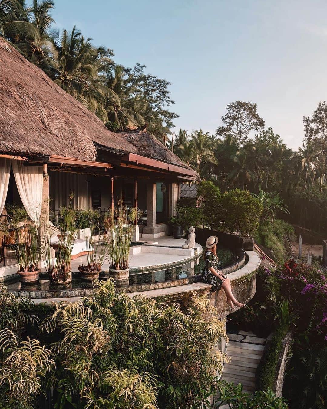 BEAUTIFUL HOTELSさんのインスタグラム写真 - (BEAUTIFUL HOTELSInstagram)「This has to be one of the best ways to "live life on the edge," don't you think? Tag someone who'd love a spa day in Bali! (📷: @withlai 📍: Viceroy Bali)」4月5日 1時05分 - beautifulhotels