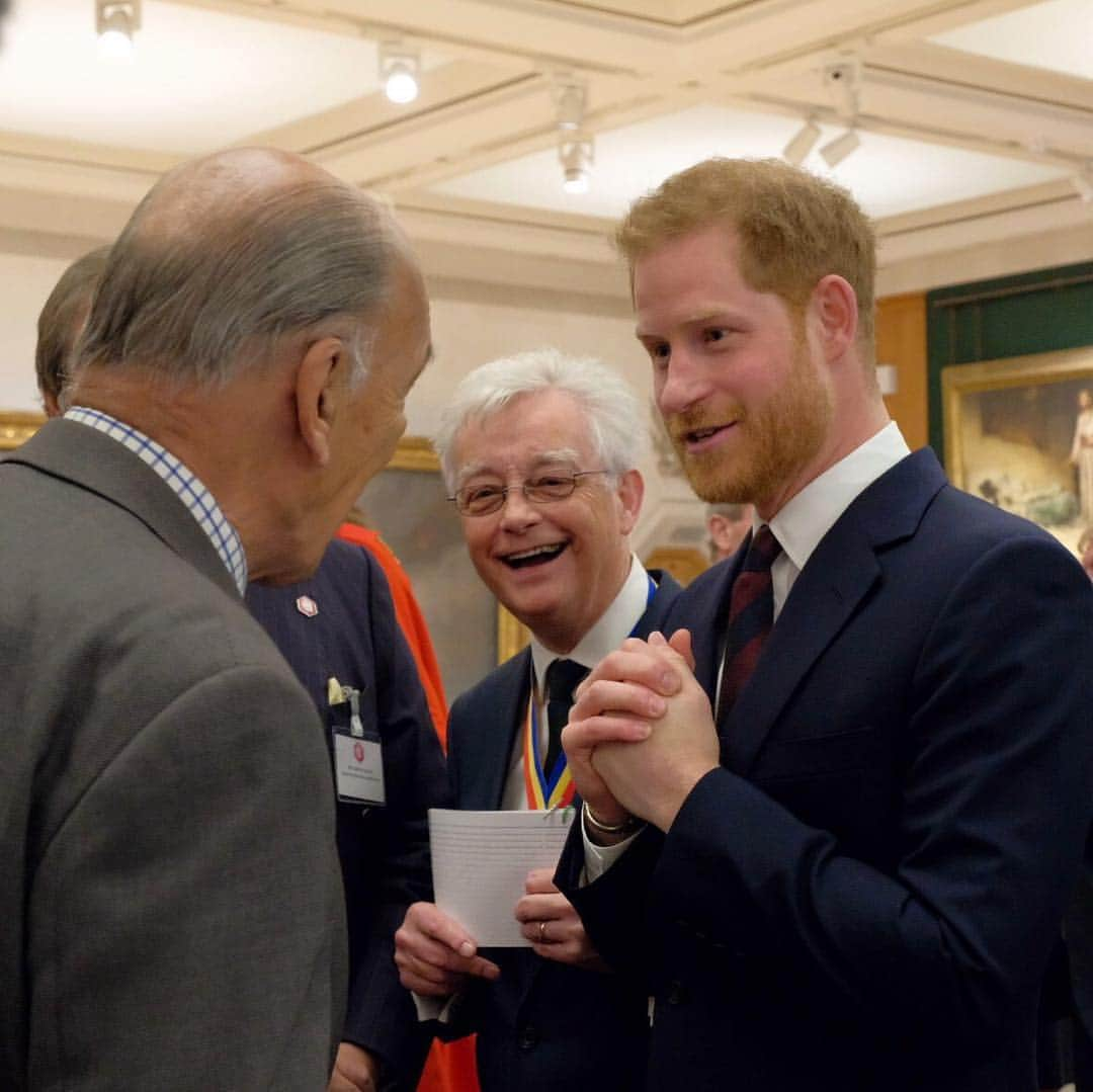 ロイヤル・ファミリーさんのインスタグラム写真 - (ロイヤル・ファミリーInstagram)「The Duke of Sussex visited the Lord Mayor’s Big Curry Lunch in London today – the annual event raises money for @soldierscharity to support those who served in Iraq and Afghanistan.  The Duke met servicemen and women and their families here today, who have been supported by @soldierscharity.  The event has raised more than £1.9 million since 2008 to support soldiers and veterans who have served in Iraq and Afghanistan.  The Duke of Sussex served in the British army for 10 years and is committed to promoting the welfare of members of the Armed Forces and veterans. The Duke founded the Invictus games in 2014, which uses the power of sport to inspire recovery and support rehabilitation for our wounded, injured or sick servicemen and women. 📷 PA / Royal Communications」4月5日 1時10分 - theroyalfamily