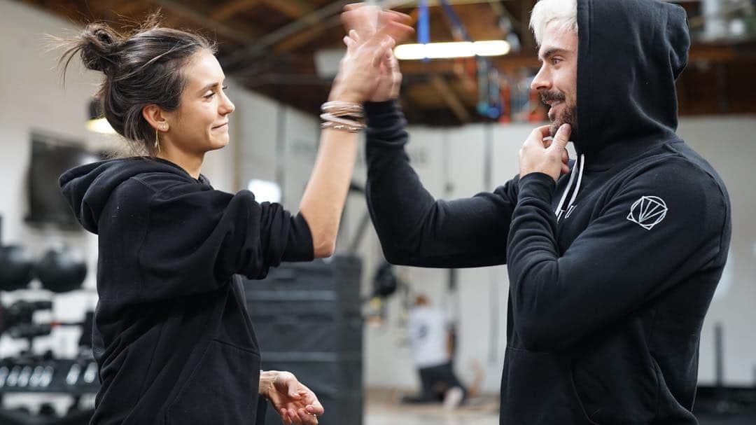 ザック・エフロンのインスタグラム：「Caught up with my good friend @nina in the gym🤸🏻‍♀️ Link in bio.」