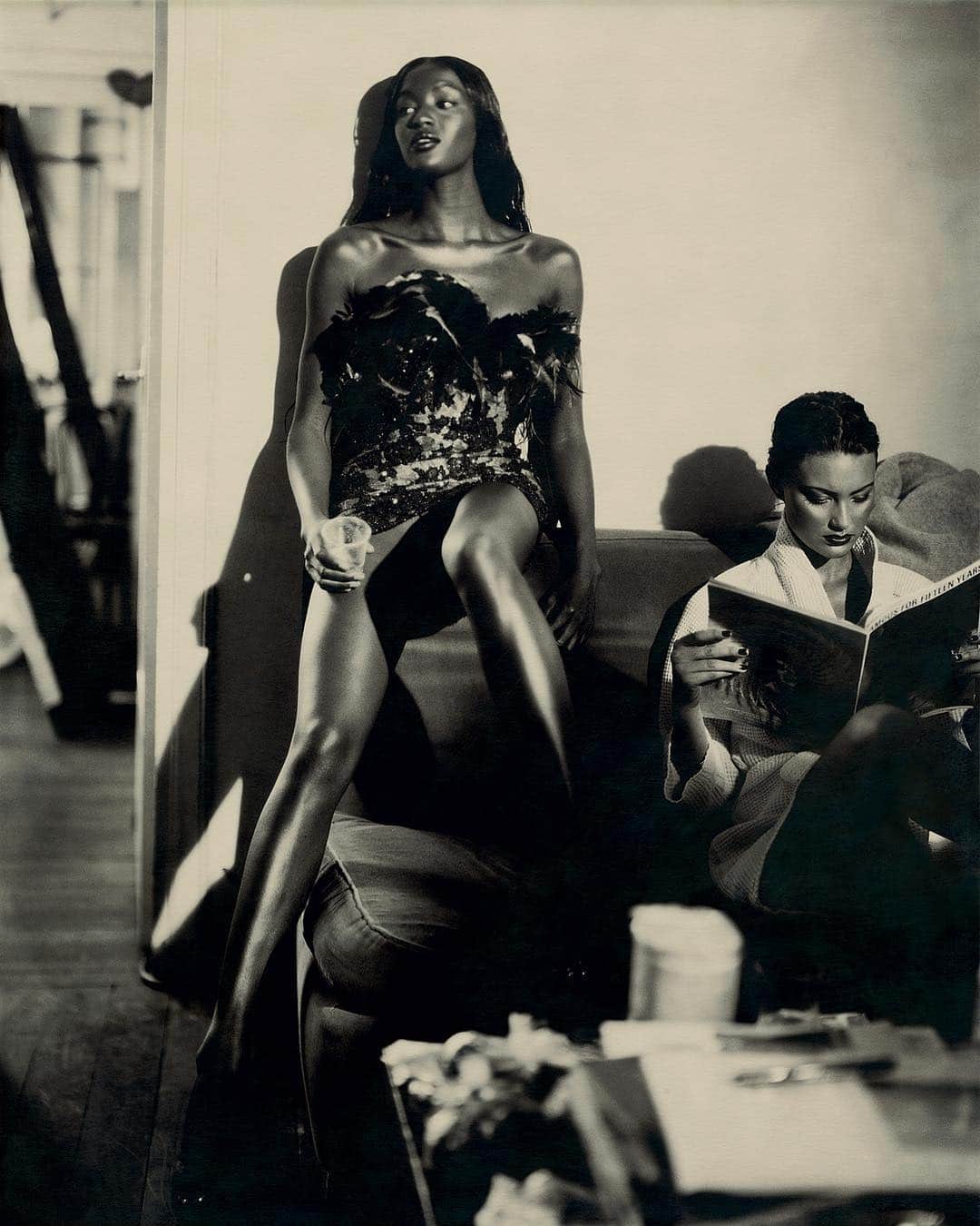 Vogue Italiaさんのインスタグラム写真 - (Vogue ItaliaInstagram)「‘STUDIO LUCE’ by @roversi Our new #CasaVogue issue on newsstands tomorrow. ‘This is a house different from all others, fashion history has passed through here, from Naomi Campbell to Natalia Vodianova, from Yves Saint Laurent to Rei Kawakubo: I would say that these walls have seen it all. Jean Hugues de Chatillon (a great friend and amazing set designer) and I have recreated every season here. We have made it rain in summer, and even snow, which is beautiful as it falls but less so when you have to vacuum it up. We transformed the studio into a theater of Chinese shadow puppetry, the terrace of the Pont des Arts. Then there are the memories that have nothing to do with fashion, like when tenor Alfredo Kraus literally made the windows tremble with his voice, or the oracle of the Dalai Lama who held a spontaneous ceremony where we were all on our knees while he blessed us. And I haven’t even mentioned the animals.’ Keep reading the interview with #PaoloRoversi by @chiaranonino in our new issue and via link in bio.」4月5日 1時07分 - vogueitalia