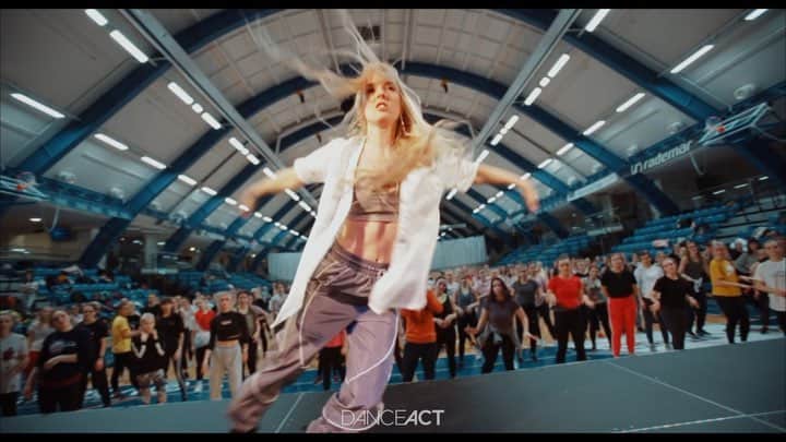 Nika Kljunのインスタグラム：「Estonia, I am still on cloud 9 from the love you guys gave me at my workshop!! Thank YOU!! There were so many of you that came for my masterclasses on a Thursday night in Tallin 😅🤩 wow - the energy in the room was SPECIAL, & I will never forget the time we shared together. I will cherish it forever! 🥰 . Thank you so much to @danceact_tantsustuudio for creating such a great environment for growth & fun. The stage, the stickers, posters, t-shirts... This video though @teutchinsky ! You guys really went above and beyond! So much love for you, Estonia! Until next time 😉❤️🤗🙏🏻✨ #imsograteful #danceislove #dancemedicine #beautifulmoment #tallin #beyondwords #underthelights #masterclasses #dancevideos #dailydance #nikakljun #bolerointernational @bolero_dance」