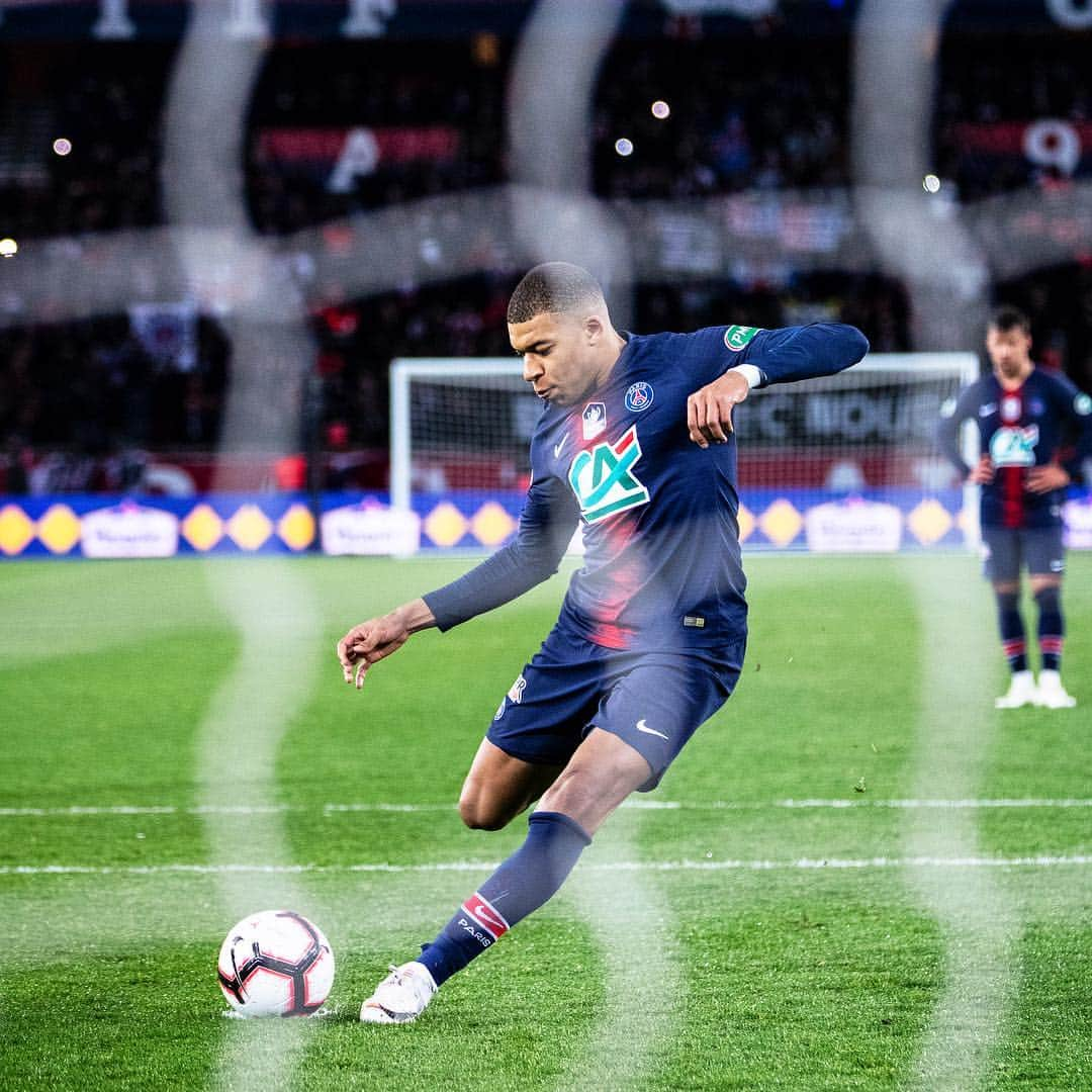 パリ・サンジェルマンFCさんのインスタグラム写真 - (パリ・サンジェルマンFCInstagram)「👀⚽️ . 💫 @k.mbappe . 📷 Julien Scussel .  #ICICESTPARIS #AllezParis #PSGFCN #PSG #Paris #Football #MbappexPSG #CDF #CoupeDeFrance」4月5日 1時16分 - psg